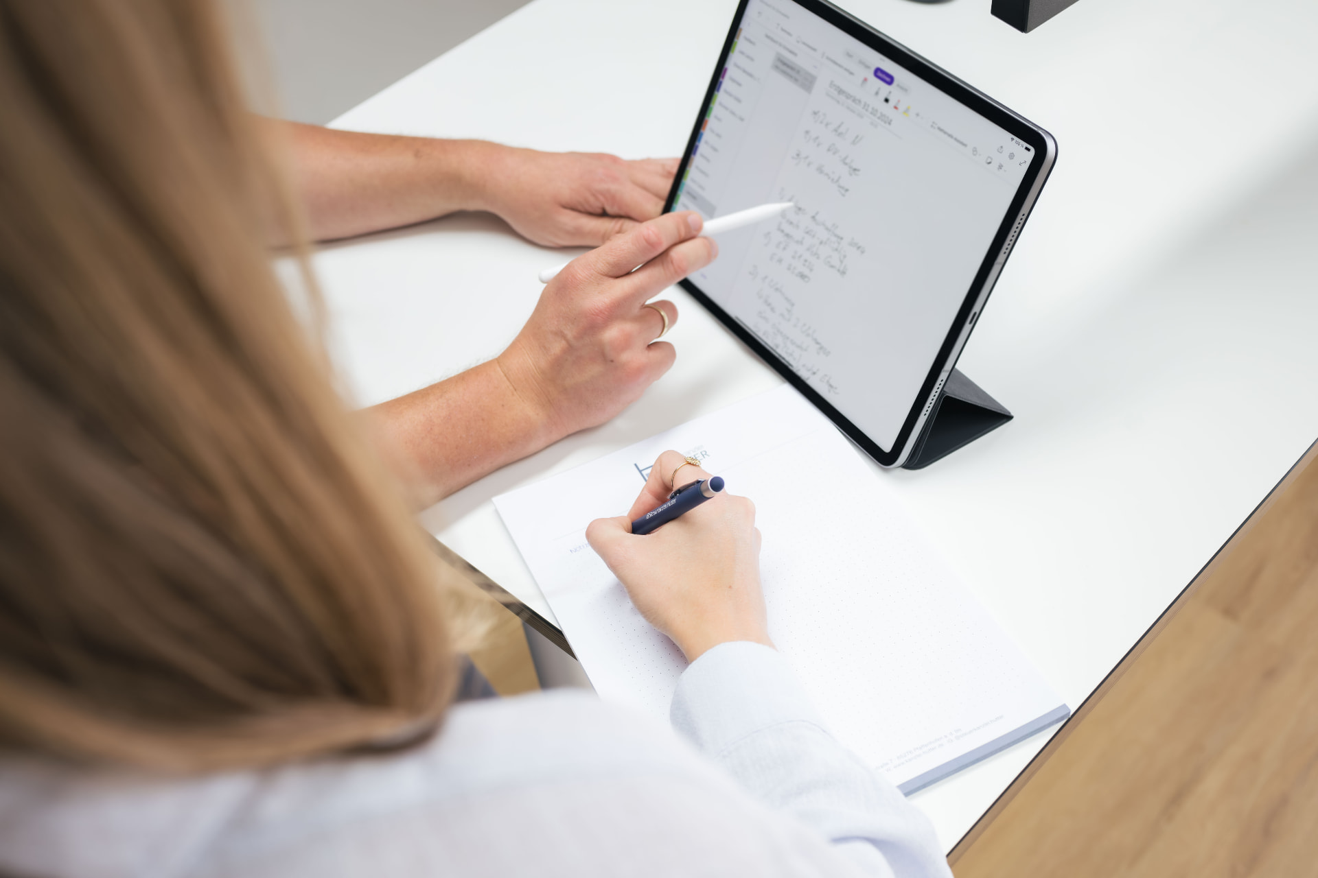 Beratungssituation mit Tablet in der Steuerkanzlei Hutter